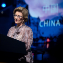 In the evening King Harald and Queen Sonja hosted a large Norwegian-Chinese friendship dinner attended by some 300 guests. Queen Sonja welcomed the guests. Photo: Tom Hansen/hansenfoto.no 